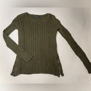 American Eagle dark green cable knit sweater 
Size:small
Zippers on bottom side